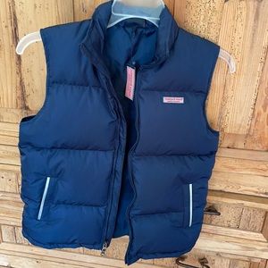 Vineyard vines vest. Insulation goose down. Can fit S or M woman.